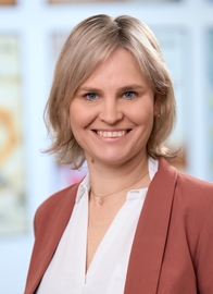 Portrait einer Frau mit halblangen blonden Haaren