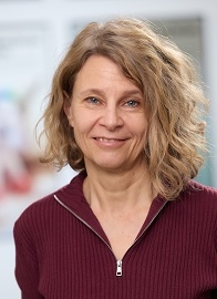 Portrait einer Frau mit halblangen blonden Haaren