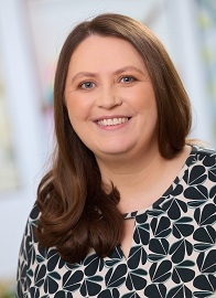 Portraitfoto einer Frau mit brunetten langen Haaren